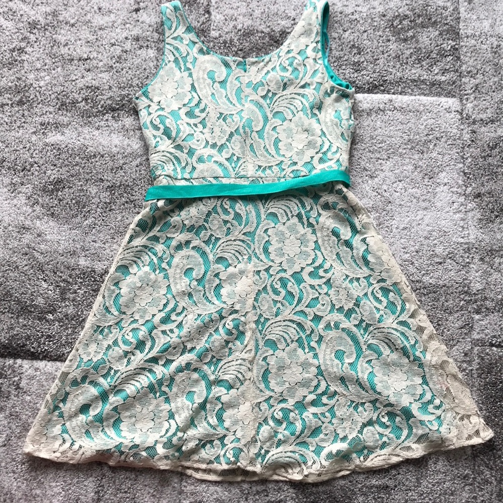 Beautiful Dress - Picture 5 of 5